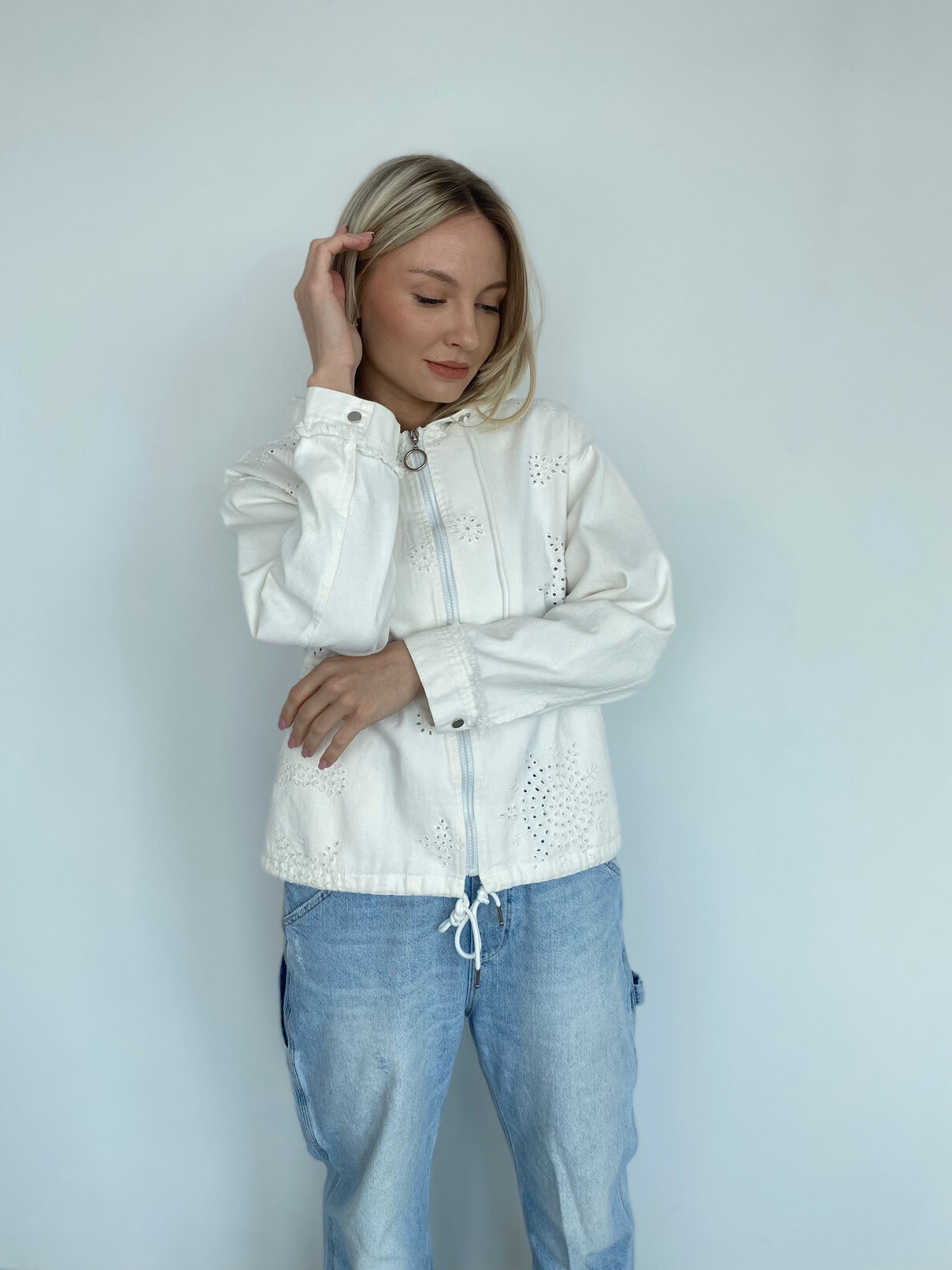 Стильная женская ветровка 100% хлопок на молнии, с капюшоном, белый