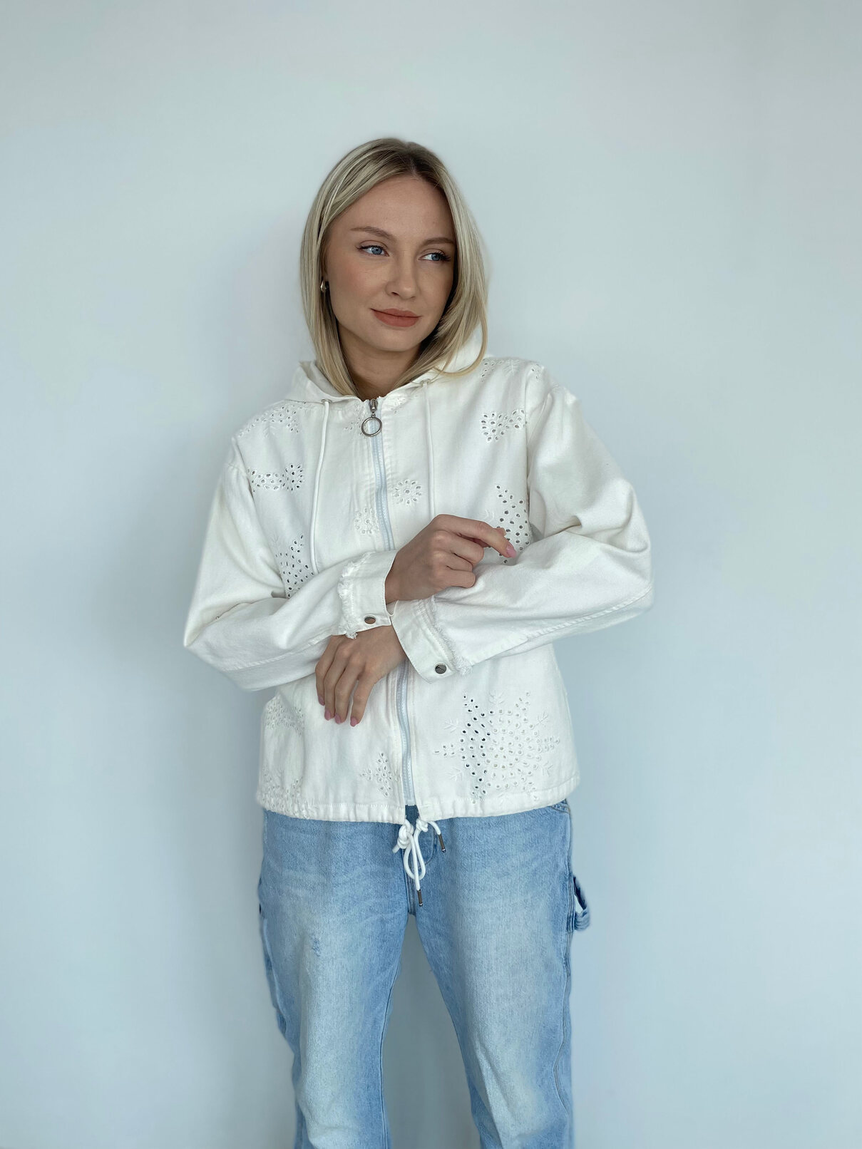 Стильная женская ветровка 100% хлопок на молнии, с капюшоном, белый