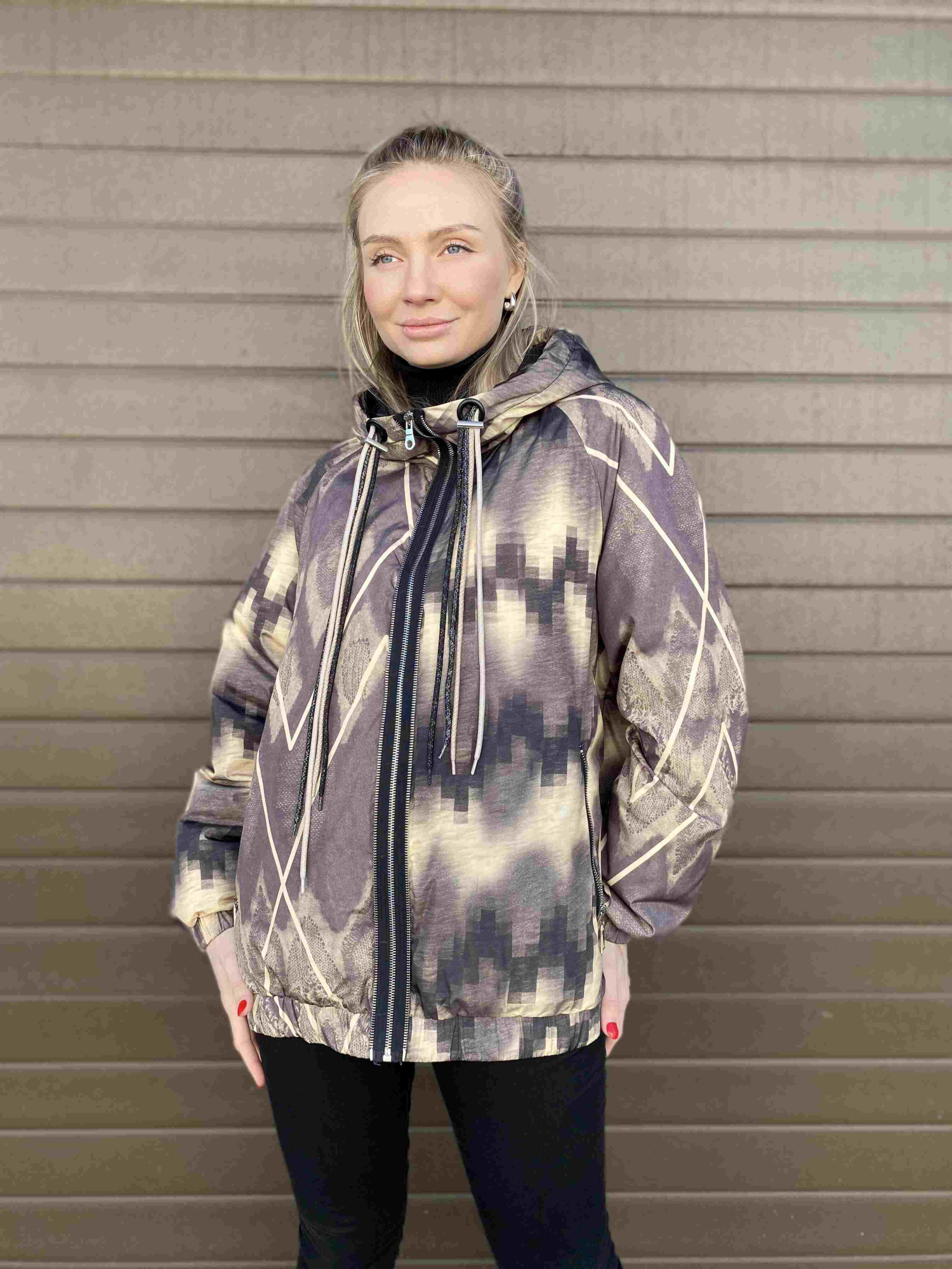 Оригинальная женская куртка пестрой расцветки коричнево-бежевый50