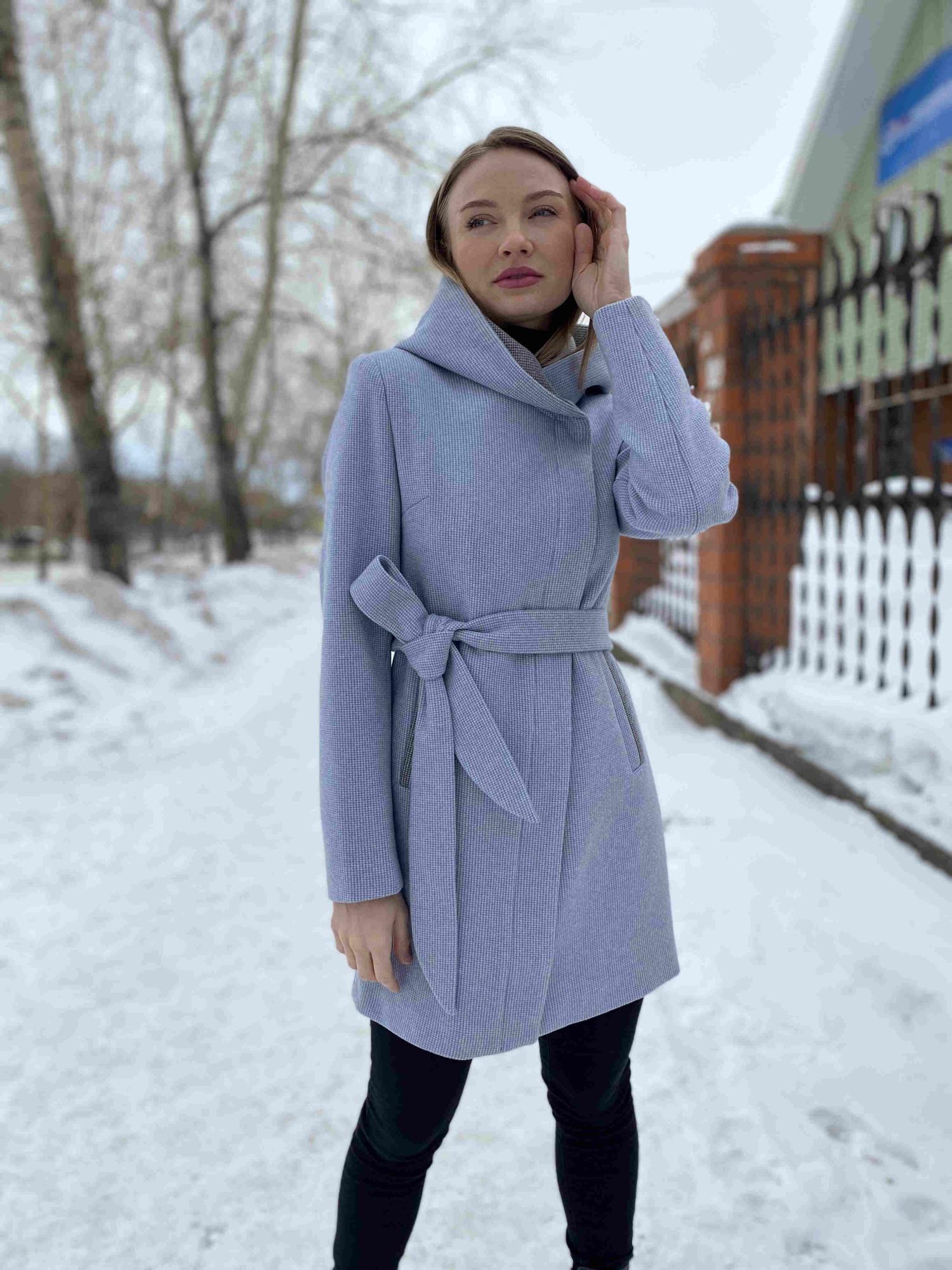 Полуприталенное пальто с капюшоном голубой