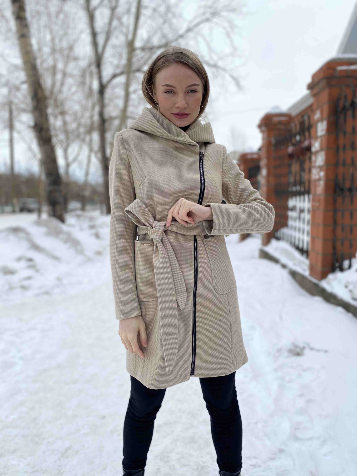 Пальто полуприталенного силуэта с капюшоном бежевый