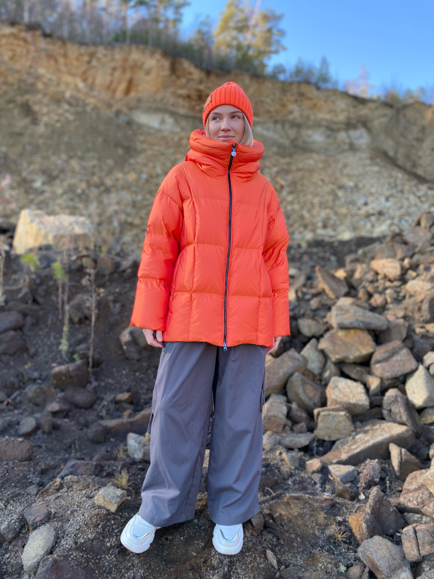 ОЧЕНЬ ТЕПЛЫЙ, «НЕВЕСОМЫЙ» УЛЬТРАМОДНЫЙ ПУХОВИК ИЗ ЭКСКЛЮЗИВНОЙ ЗИМНЕЙ КОЛЛЕКЦИИ, НЕПРОДУВАЕМАЯ ТКАНЬ, СТИЛЬ ОВЕРСАЙЗ, (40 Р-Р ИДЕАЛЬНО ПОДОЙДЕТ ТАК ЖЕ НА 42\44 И Т.Д.) СВОБОДНЫЙ, РУБАШЕЧНЫЙ РУКАВ И ВЫСОКИЙ ВОРОТНИК, ПЕРЕХОДЯЩИЙ В ГЛУБОКИЙ И УЮТНЫЙ КАПЮШОН