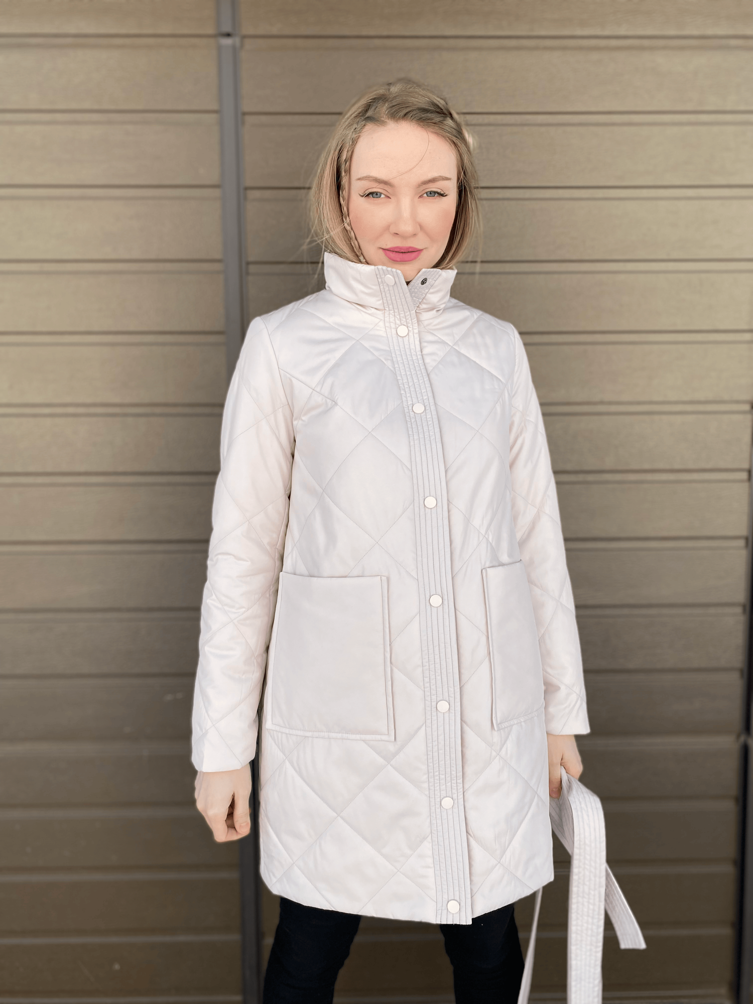 Стеганая удлиненная куртка с накладными карманами