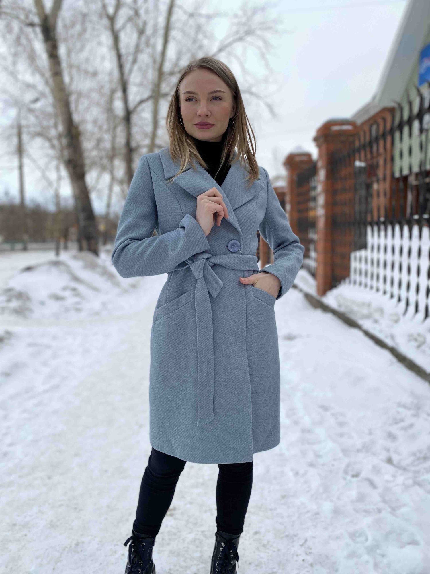 Пальто полуприталенного силуэта, с капюшоном, молния сбоку, пояс серо-голубой