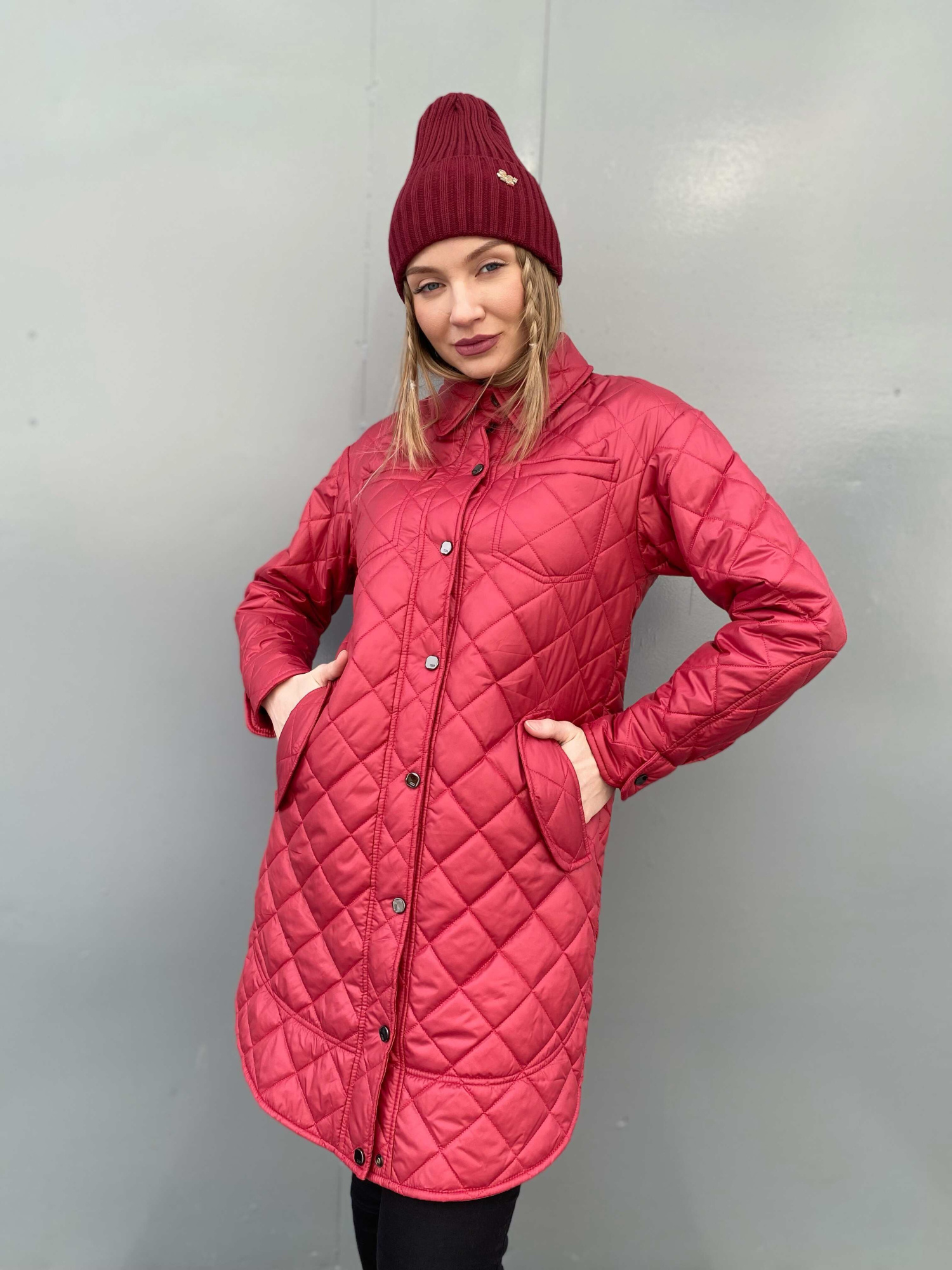 Стильная однобортная стеганая куртка-рубашка свободного силуэта рубин