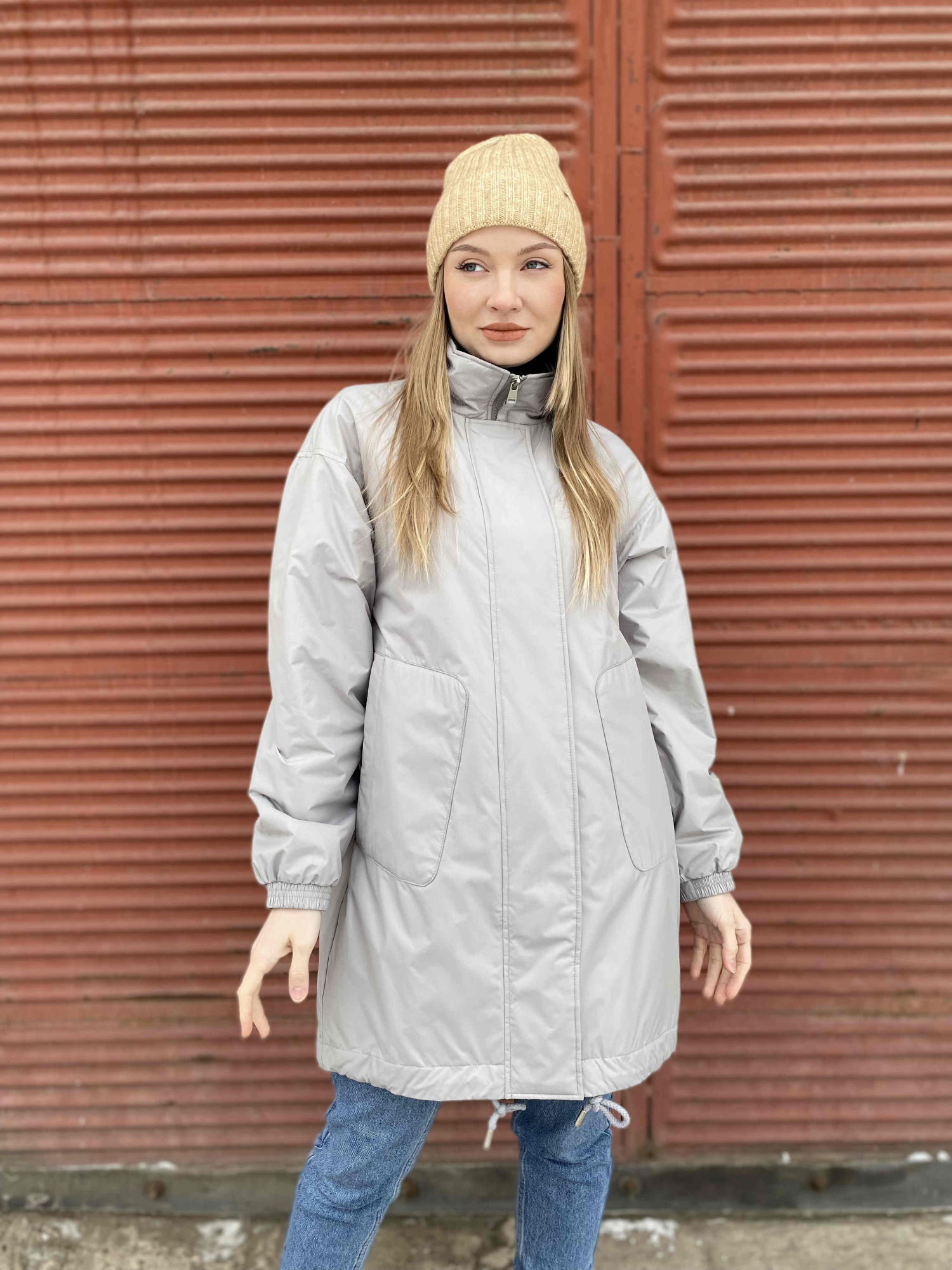 Женский утепленный плащ oversize силуэта со спущенным рукавом на резинке агатово-серый