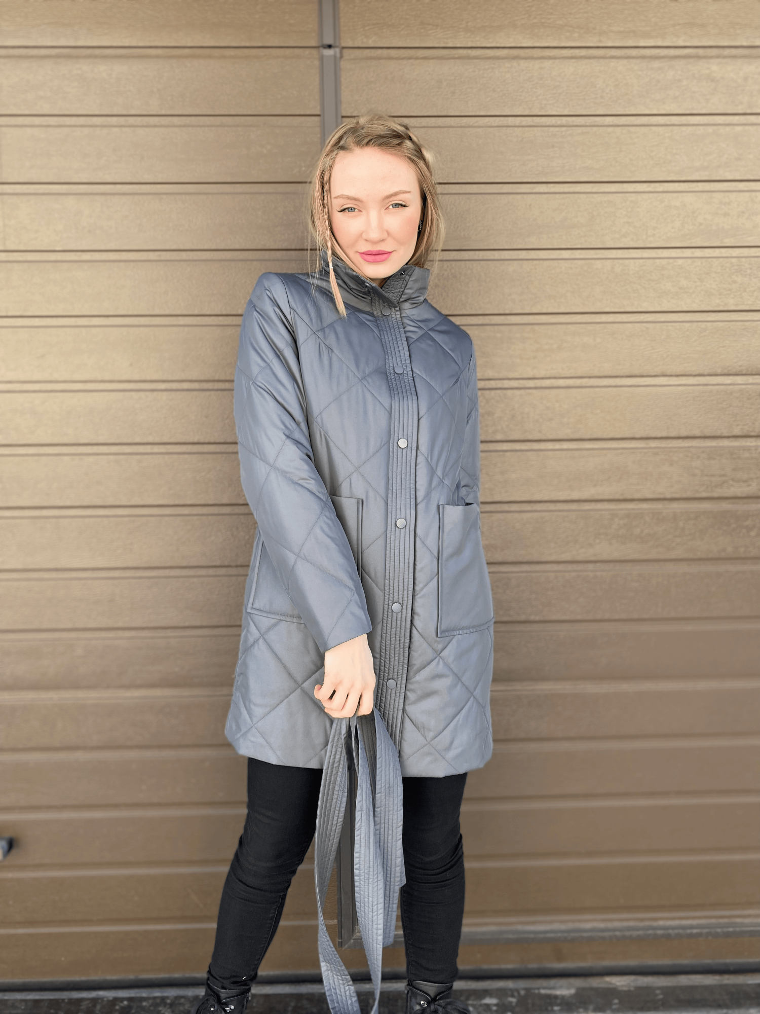 Стеганая удлиненная куртка с накладными карманами