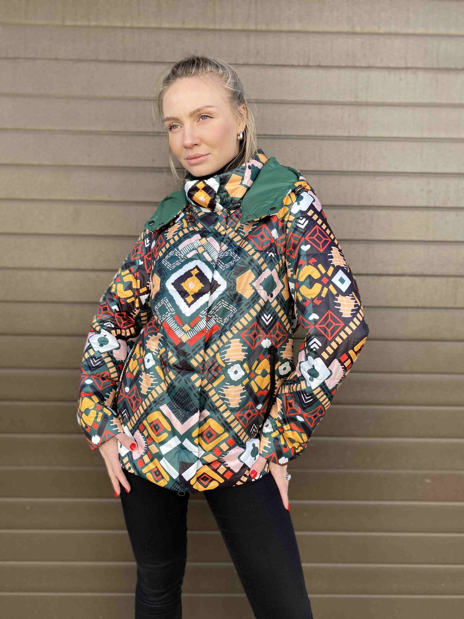 Оригинальная женская куртка, полуприталенный силуэт геометрический рисунок